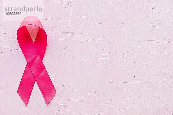 Realistische rosa Schleife zeigt Brustkrebs Bewußtsein Symbol rosa Stein