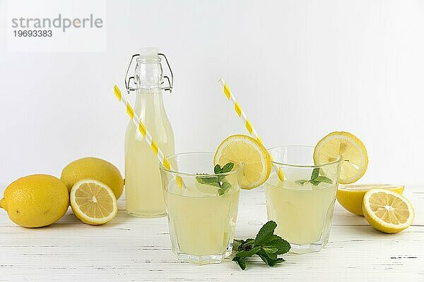 Gläser Limonade mit Strohhalmen