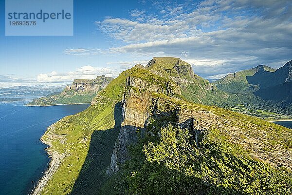 Blick vom Berg Finnesfjellet auf Berge und Küste  Finnes  Helgelandküste  Bodø  Nordland  Norwegen  Europa