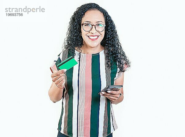 Glückliche junge Frau macht Onlineeinkäufe mit Handys und Kreditkarten. Lächelnde afro Mädchen hält Kreditkarte Onlineshopping mit Telefon isoliert