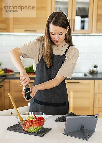 Mittlere Einstellung Frau würzt Essen