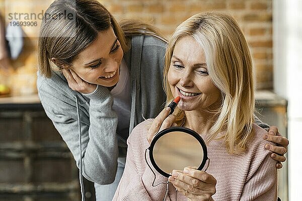 Zwei Frauen holen sich ihr Make up nach Hause