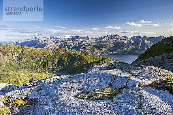 Blick vom Seiskallåfjellet in den Melfjorden  Saltfjellet Svartisen Nationalpark  Helgelandküste  Rødøy  Nordland  Norwegen  Europa