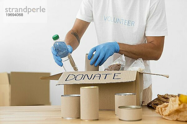 Freiwillige  die verschiedene Goodies Spendenboxen aufstellen