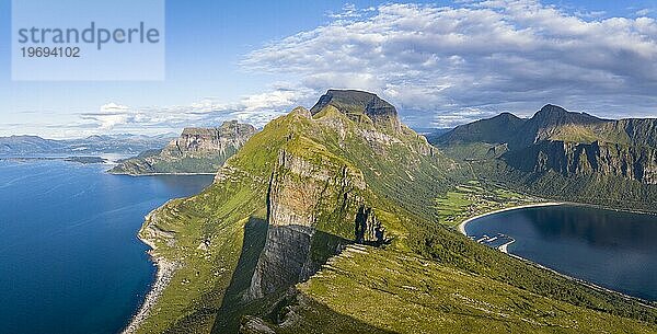 Blick vom Berg Finnesfjellet auf Berge und Küste  Finnes  Helgelandküste  Bodø  Nordland  Norwegen  Europa