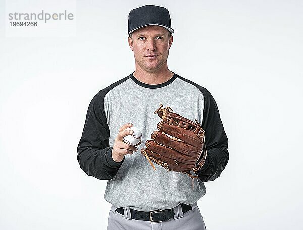 Vorderansicht Mann posiert mit Baseballhandschuh