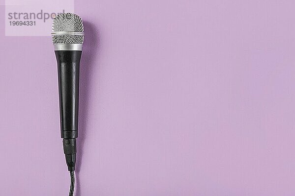 Draufsicht Mikrofon rosa Hintergrund