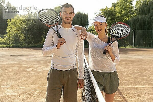 Frontansicht Paar Tennisplatz