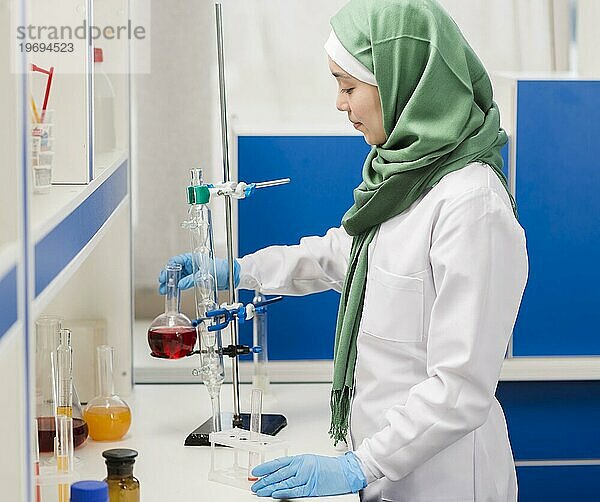 Seitenansicht Wissenschaftlerin mit Hidschab Labor