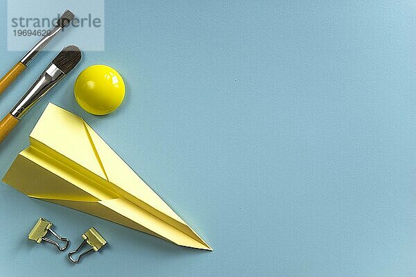 Gelbe Pinsel Papier Flugzeug Inspiration