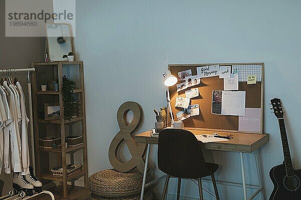 Einfaches Wohnzimmer mit Kleiderschrank und Schreibtisch