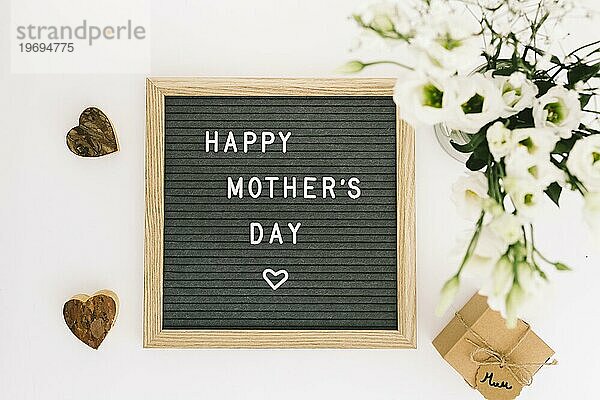 Glückliche Mütter Tag Inschrift Board mit Blumen