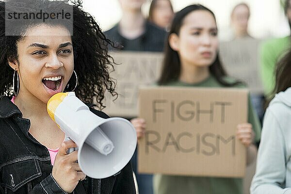 Menschen protestieren gegen Rassismus Zitate