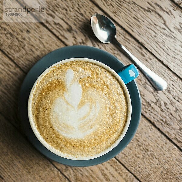Close up latte Kaffee mit kreativen latte Kunst hölzernen strukturierten Hintergrund