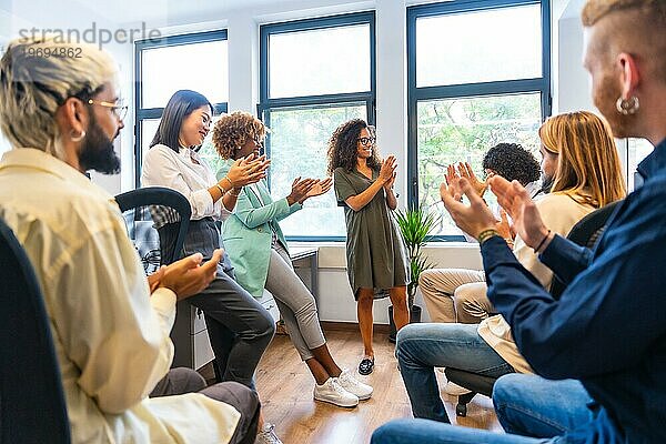 Erfolgreiche Mitarbeiter applaudieren und feiern ein Tor im Büro im Coworking