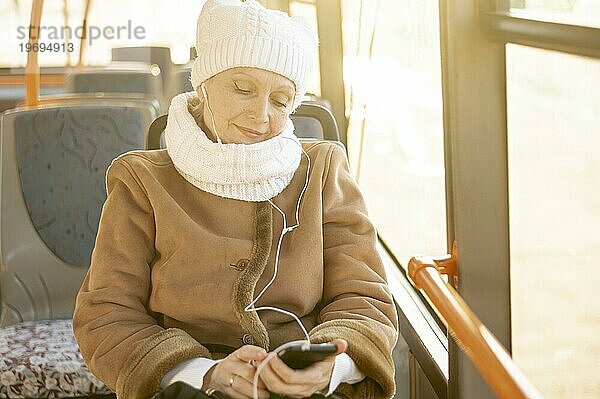 Hohe Winkel ältere Frau Bus hören Musik