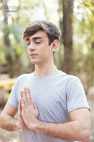 Nahaufnahme eines meditierenden Teenagers im Freien