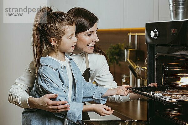 Mutter Tochter backt zu Hause gemeinsam Kekse