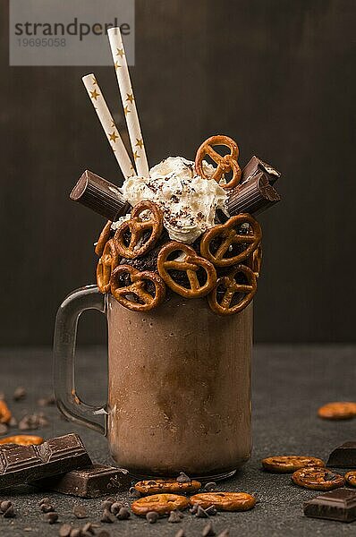 Vorderansicht Schokoladenmilchshake mit Brezeln und Strohhalmen