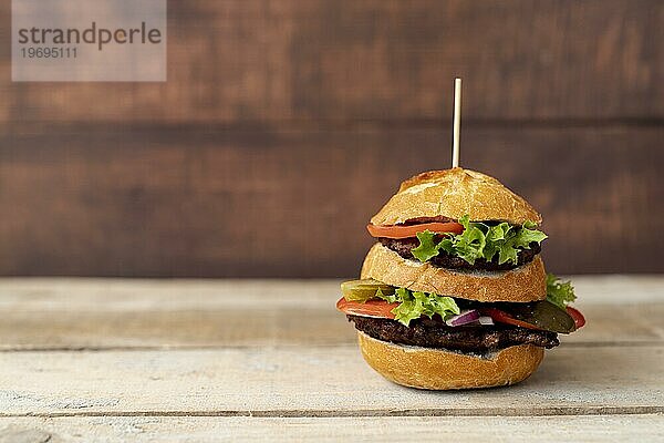 Vorderansicht eines Burgers mit hölzernem Hintergrund