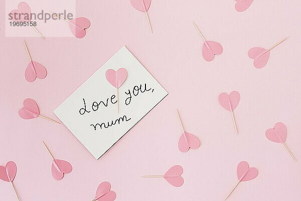 Liebe dich Mama Inschrift mit Papier Herzen