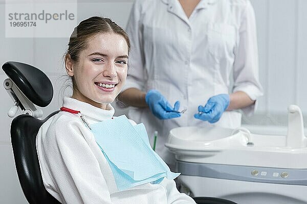 Portrait glücklicher Patient Zahnarzt