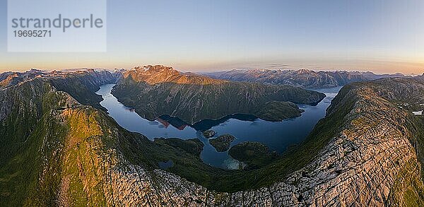 Blick vom Seiskallåfjellet in den Nordfjorden und den Melfjorden  hinten Svartisen Gletscher  Saltfjellet Svartisen Nationalpark  Helgelandküste  Rødøy  Nordland  Norwegen  Europa