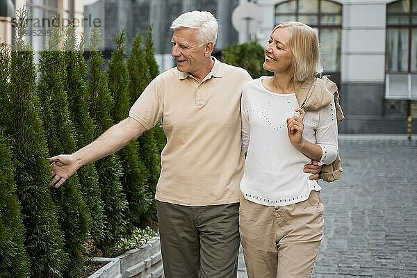 Älteres Paar beim Spaziergang im Freien umarmen