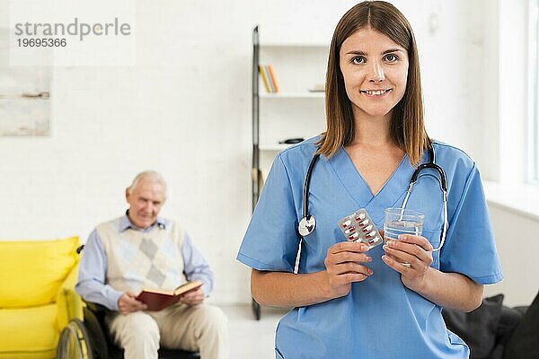 Krankenschwester hält Tabletten Glas Wasser