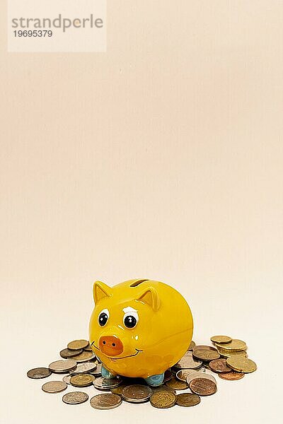 Gelbes Sparschwein mit Stapelmünzen