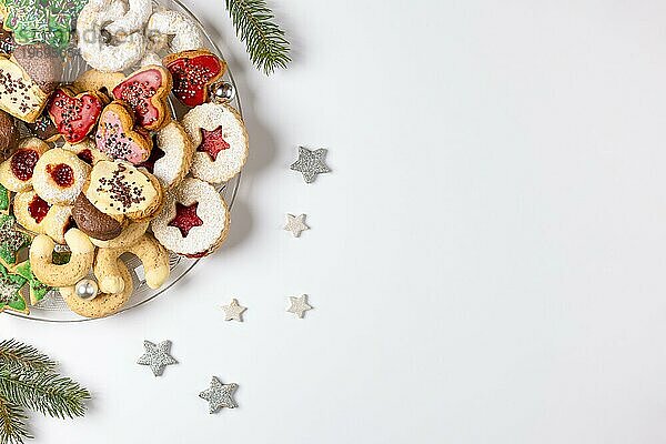 Glasteller mit verschiedenen Weihnachtskeksen  Weihnachtsdeko  weißer Hintergrund  Kopierraum