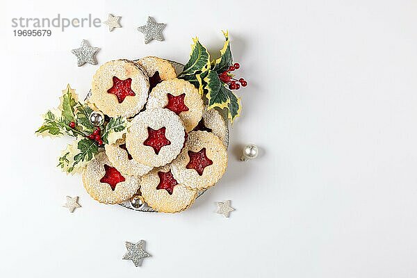 Glasteller mit Spitzbuben  Weihnachtskekse  Weihnachtsdeko  weißer Hintergrund  Kopierraum