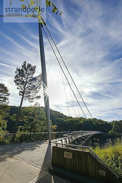 Victor-Neels-Brücke mit Sonnenstern  Fußgängerbrücke über dem Fluss Urft  Urfttal  Schleiden-Gemünd  Nationalpark Eifel  Nordrhein-Westfalen  Deutschland  Europa