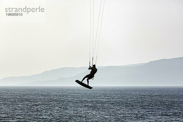 Kitesurfer springt  Gegenlicht  Tarifa  Meerenge von Gibraltar  Costa de la Luz  Andalusien  Spanien  Europa