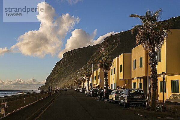 Küstenstraße mit Häusern in Paul do Mar  Abendlicht  dramatische Wolken-Stimmung  Madeira  Portugal  Europa
