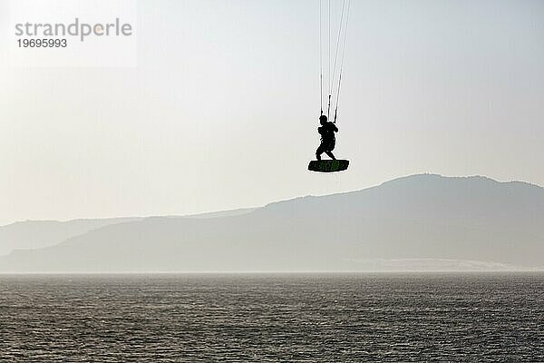 Kitesurfer springt  Gegenlicht  Tarifa  Meerenge von Gibraltar  Costa de la Luz  Andalusien  Spanien  Europa