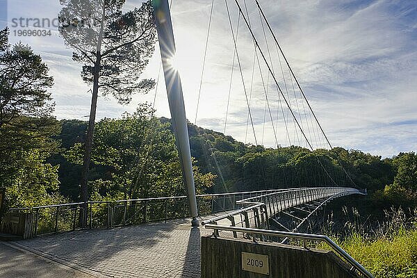 Victor-Neels-Brücke mit Sonnenstern  Fußgängerbrücke über dem Fluss Urft  Urfttal  Schleiden-Gemünd  Nationalpark Eifel  Nordrhein-Westfalen  Deutschland  Europa