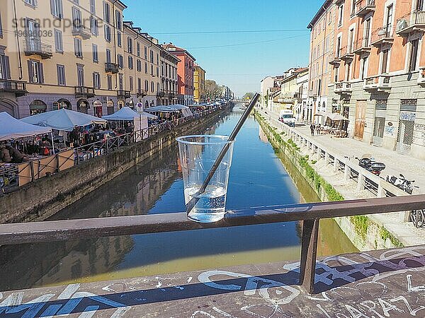 Naviglio Grande Mailand und Plastikbecher mit Strohhalm  Italien  Europa