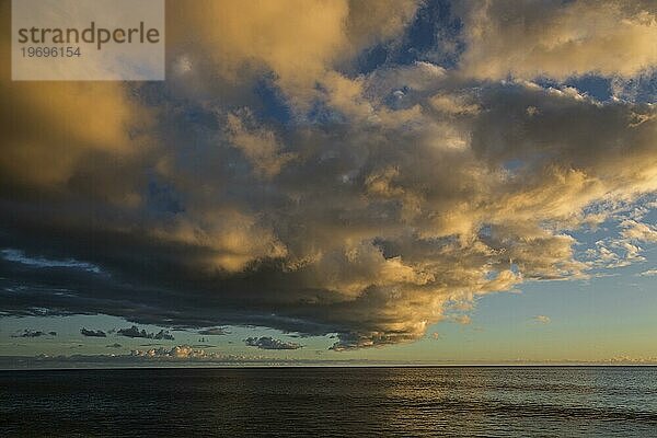 Meer und dramatische Wolken-Stimmung  Abendlicht  Sonnenuntergang  Paul do Mar  Madeira  Portugal  Europa