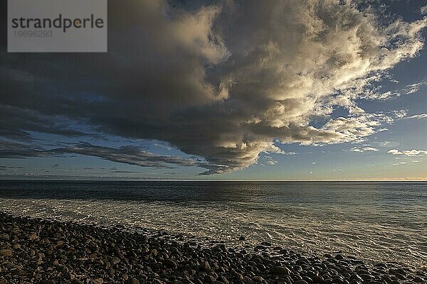 Meer und dramatische Wolken-Stimmung  Abendlicht  Paul do Mar  Madeira  Portugal  Europa