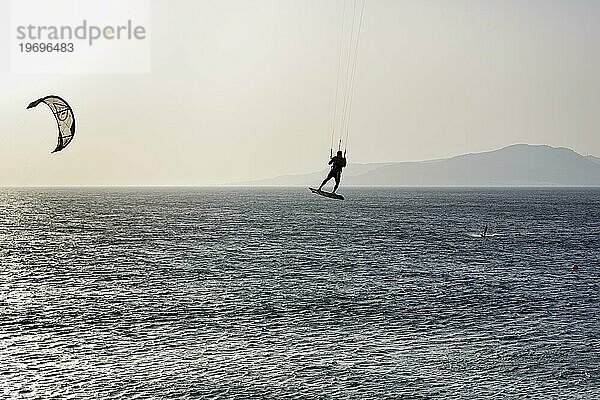 Kitesurfer springt  Gegenlicht  Tarifa  Meerenge von Gibraltar  Costa de la Luz  Andalusien  Spanien  Europa