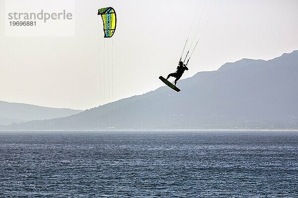 Kitesurfer springt  Gegenlicht  Tarifa  Meerenge von Gibraltar  Costa de la Luz  Andalusien  Spanien  Europa