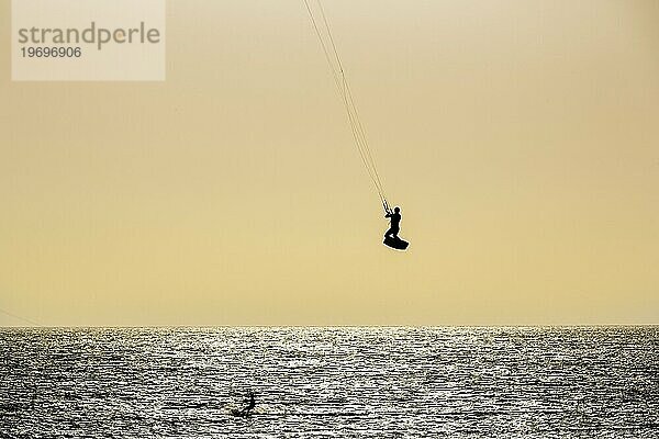 Kitesurfer springt  Gegenlicht  Abendhimmel  Tarifa  Meerenge von Gibraltar  Costa de la Luz  Andalusien  Spanien  Europa