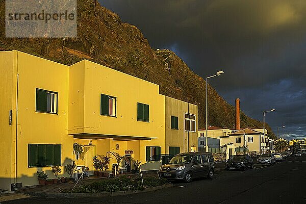 Küstenstraße mit Häusern in Paul do Mar  Abendlicht  dramatische Wolken-Stimmung  Madeira  Portugal  Europa