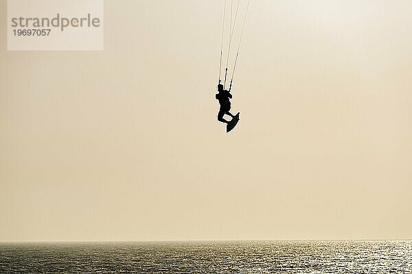 Kitesurfer springt  Gegenlicht  Tarifa  Meerenge von Gibraltar  Costa de la Luz  Andalusien  Spanien  Europa