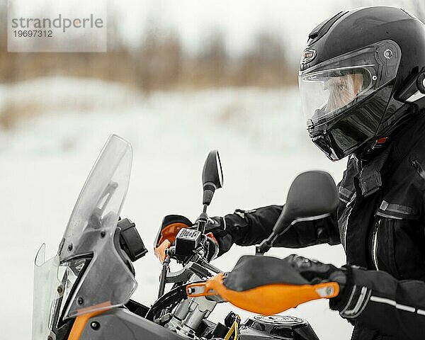 Mann fährt Motorrad Wintertag 2