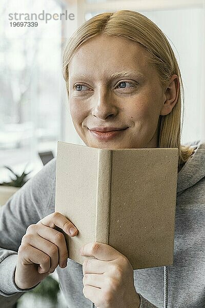 Nahaufnahme einer Frau mit Notizbuch