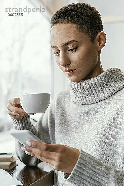 Mittlere Einstellung Frau hält Tasse 2