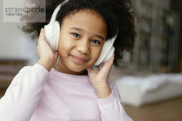 Kleines Mädchen mit Kopfhörern 3