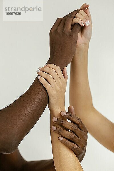 Interracial Hände halten sich gegenseitig in der Nähe von
